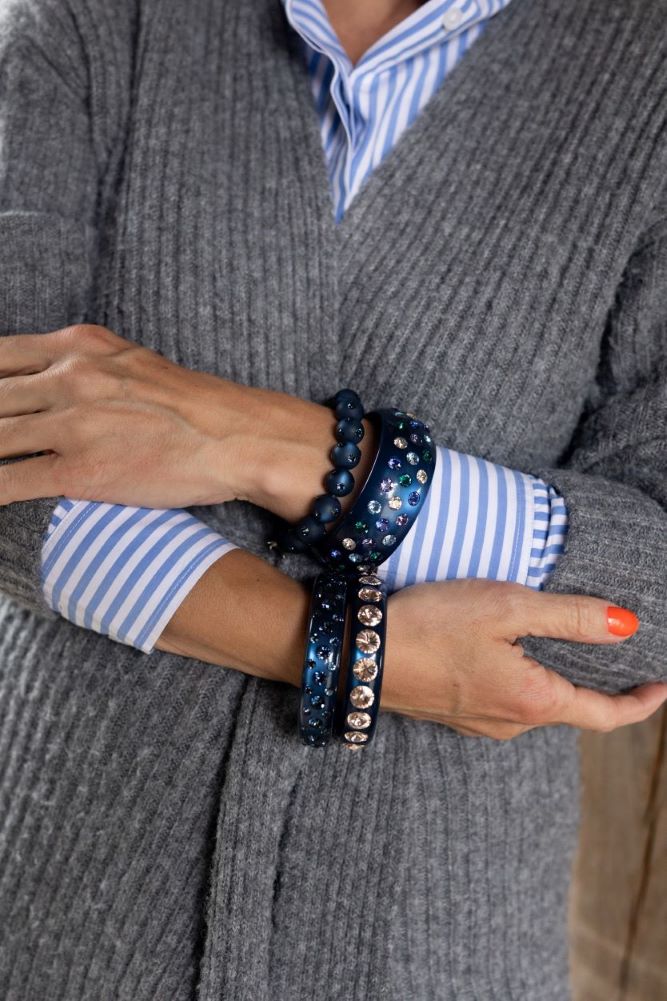 Bestager Frau mit dunkel blauen Coloristers Armreifen mit Kristallen. Bestager women with dark blue Coloristers bangles with crystals.