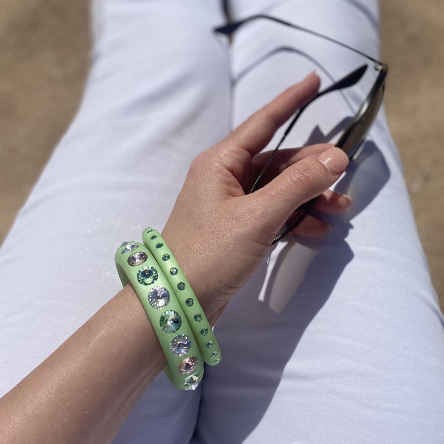 Coloristers Armreifen mit Kristallen in hell grün, Coloristers Bangle with crystals in light green