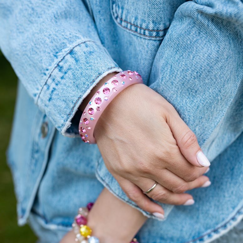 Frau mit Coloristers Armreifen mit Kristallen. Women with Coloristers bangles with crystals. 