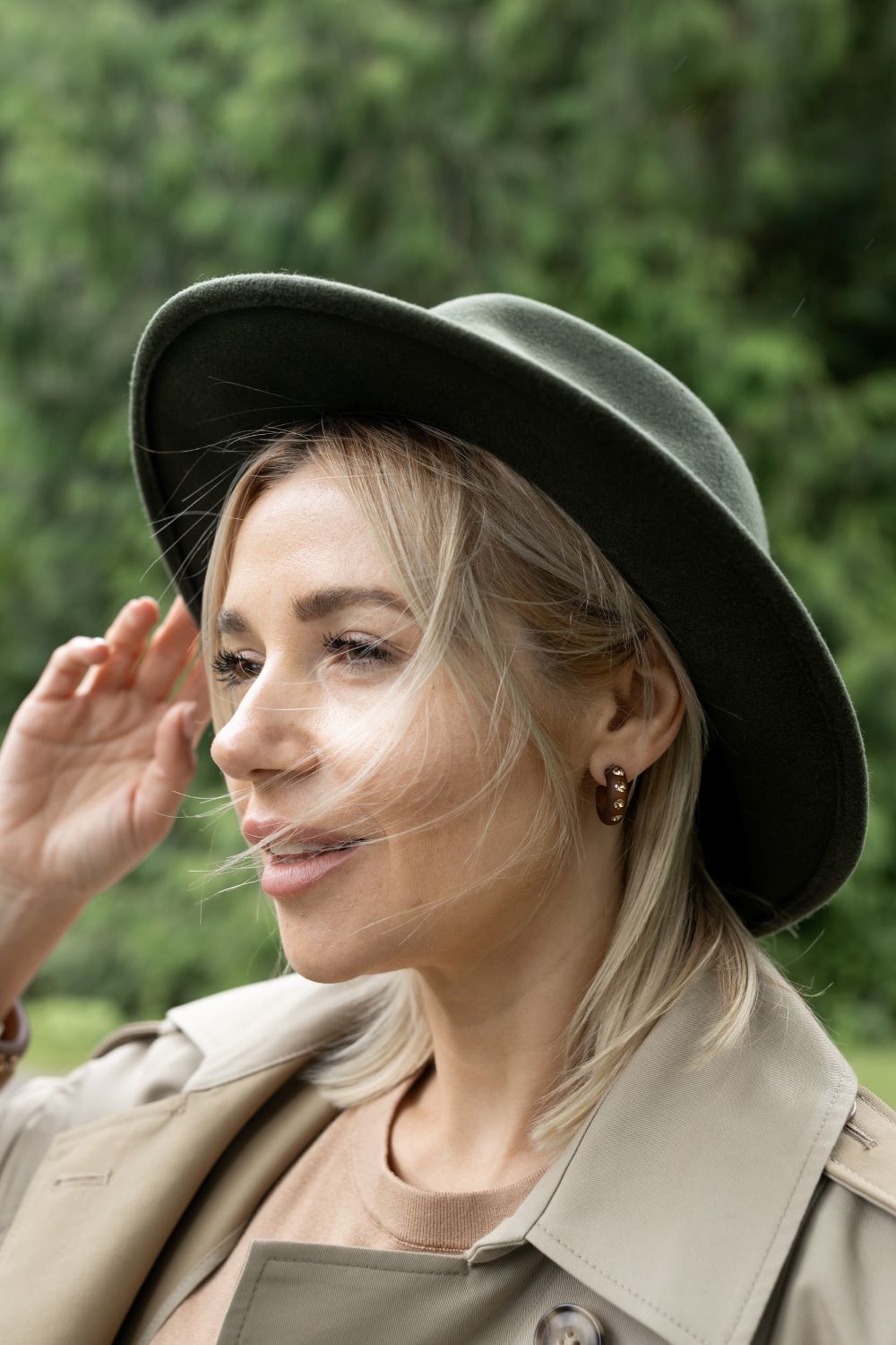 Frau mit großen Ohrringen mit Kristallen in braun. Woman with large earrings with crystals in brown.