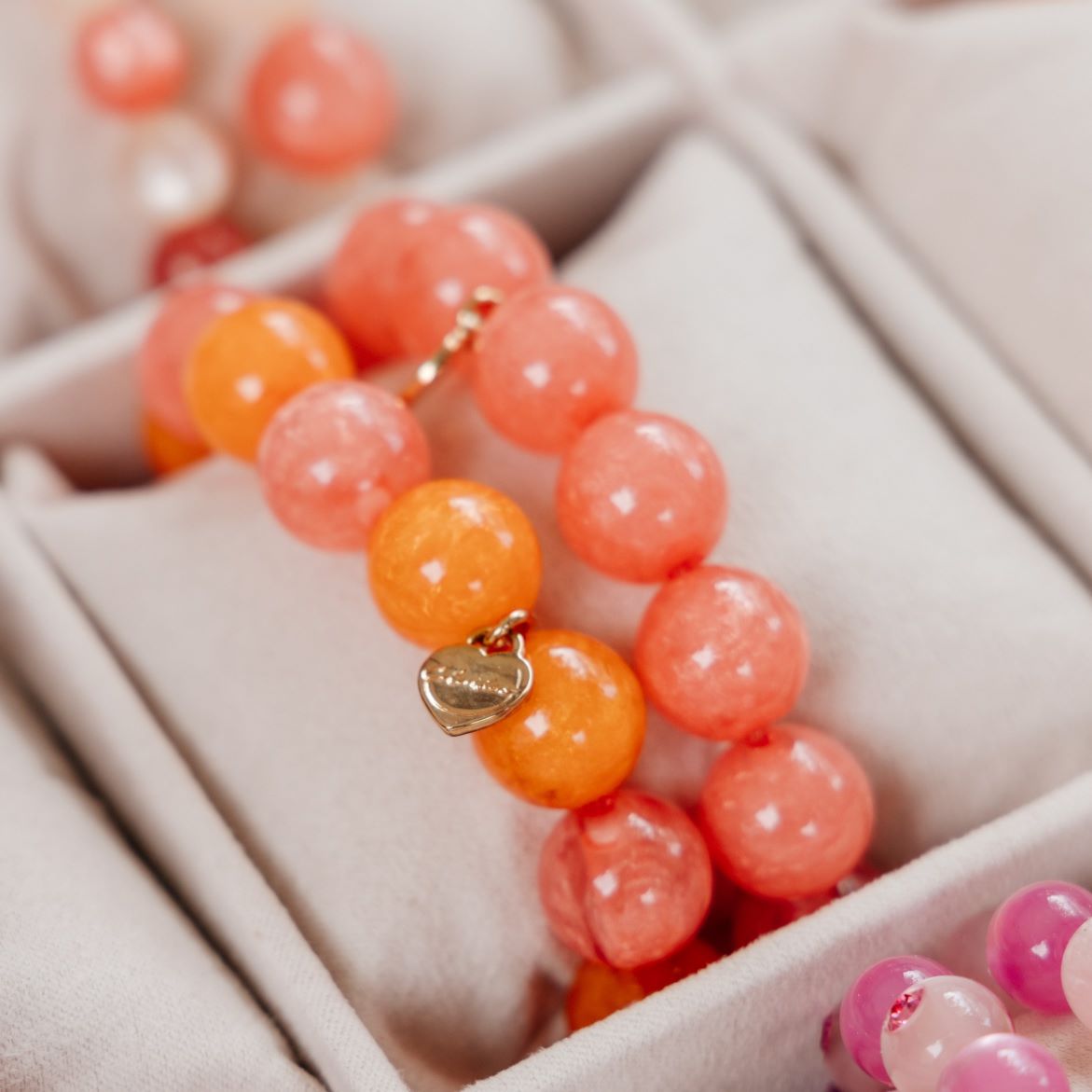 Coloristers Perlenarmbänder . colourful Coloristers pearl bracelets.