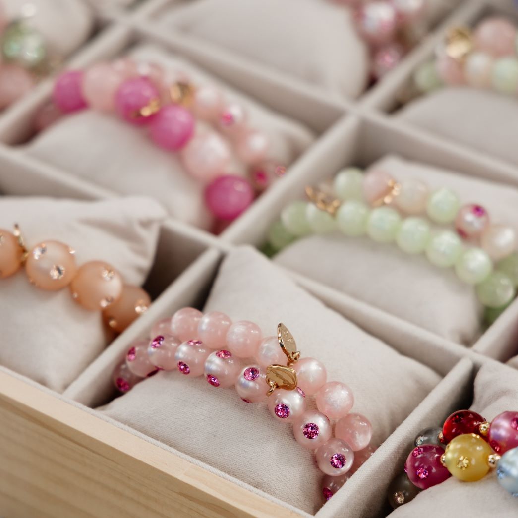 Coloristers Perlenarmbänder mit Kristallen .colourful Coloristers pearl bracelets with crystals.