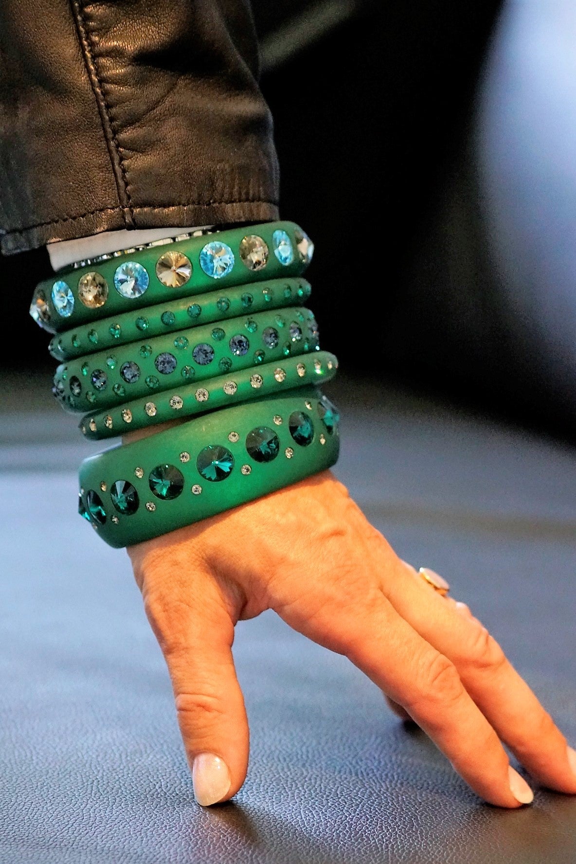 Der Maxi-Armreifen Catania ist ein kunstvoll handgefertigter Hingucker für euer Handgelenk! Die auffälligen Farbakzente setzen eurem Look das I-Tüpfelchen auf, und verleihen ihm einen ganz besonderen Wow-Effekt. Die Farbe Grün entspannt und beruhigt. 